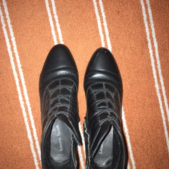 Black boots - Picture 3 of 5